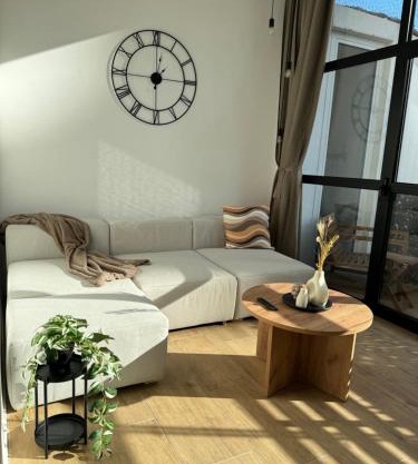 Spacious 4 room apartment, 8min walk to old town, free parking, all new