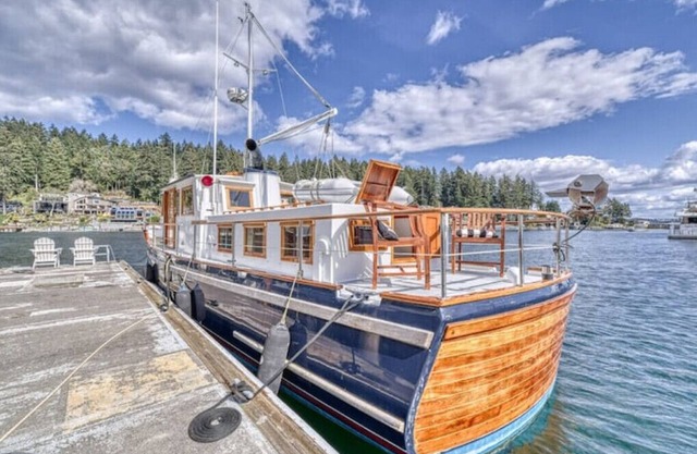 Spacious 46' Yacht: Luxury, kayaks, walk to town
