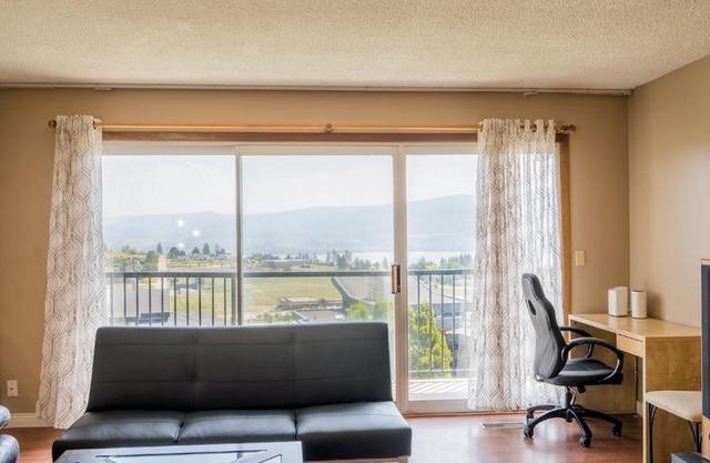 Spacious 4BD&3BA house w parking, 3 mins to Winery