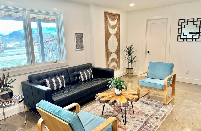 Spacious 4BD 3BA Mountain Retreat with Deck Views.