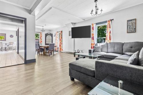 Spacious 4BR 1BA close to the Falls
