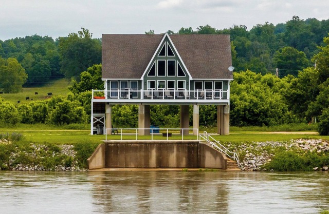 Spacious 4BR Cabin in Doniphan – Perfect for Family Getaways