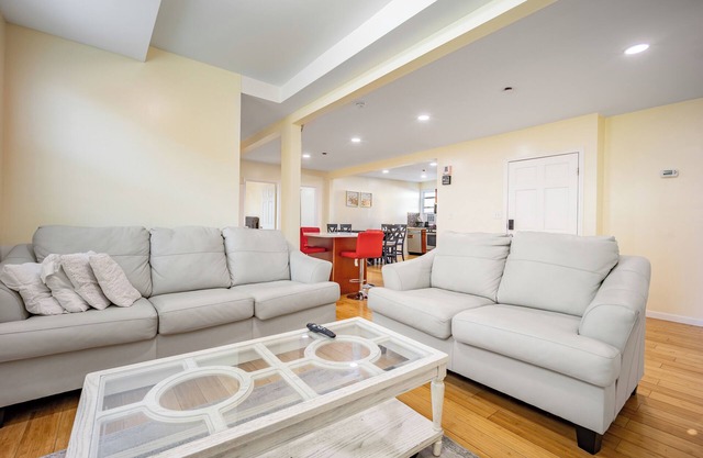 Modern 4BR Gem – 5 Min to Subway, 15 to JFK/LGA, 30 min to Manhattan!
