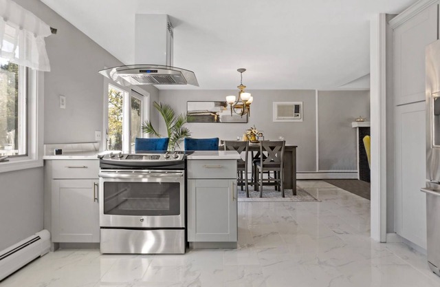Spacious 4br home with fireplace in Cumberland