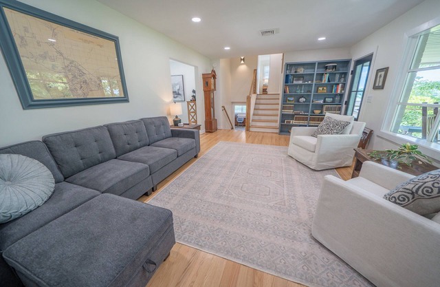 Charming 4BR House: WiFi, AC, Gazebo, Downtown, Near Virginia Tech