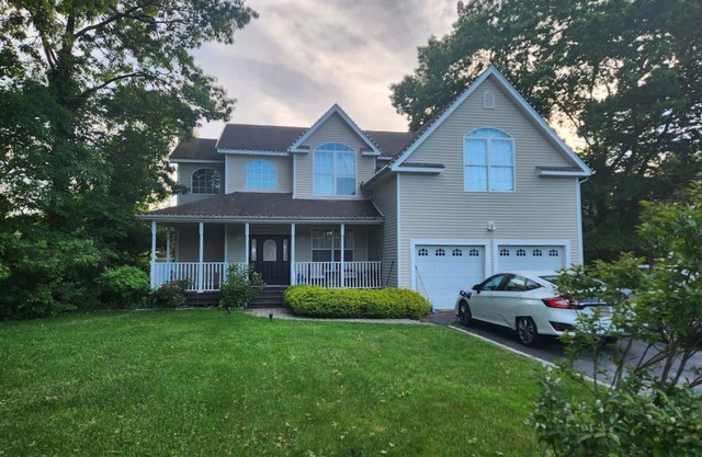 Spacious 4BR house Ronkonkoma, NY. Central AC, WiFi...heated pool, many extras