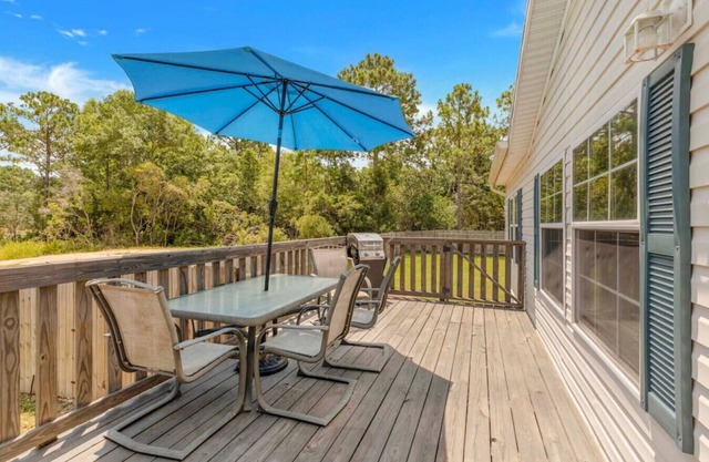 Spacious 4BR house w/ large fenced-in Backyard, Fire-pit and BBQ Grill