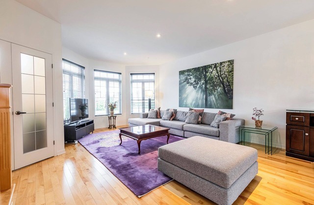 Spacious 4BR King Bed Free Parking