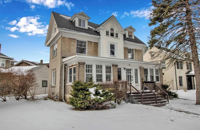Spacious 4BR Near UB and Niagara Falls - Pet Friendly