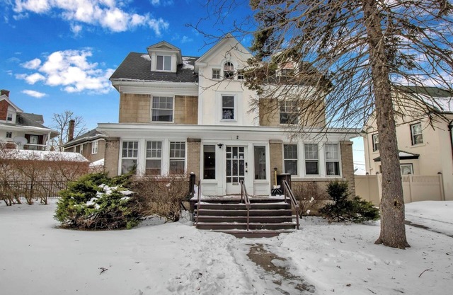 Spacious 4BR Near UB & Niagara Falls - Pet Friendly