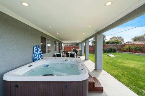 Spacious 4BR Outdoor Kitchen Hot Tub & Fun