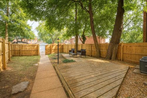 Spacious 4BR Soulard Duplex - 2 Kitchens - Patio - Parking - Walk to Market