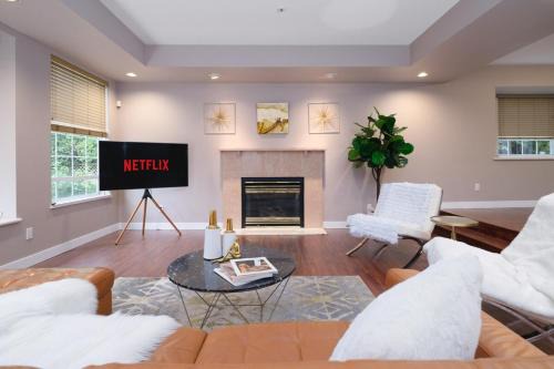 Spacious 4BR w Ensuites Mins to Downtown YVR UBC