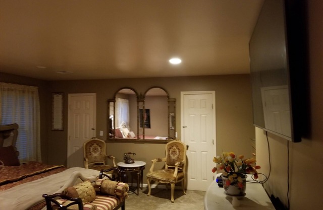Spacious 5-bedroom house with WiFi and AC in marvelous DIX HILLS