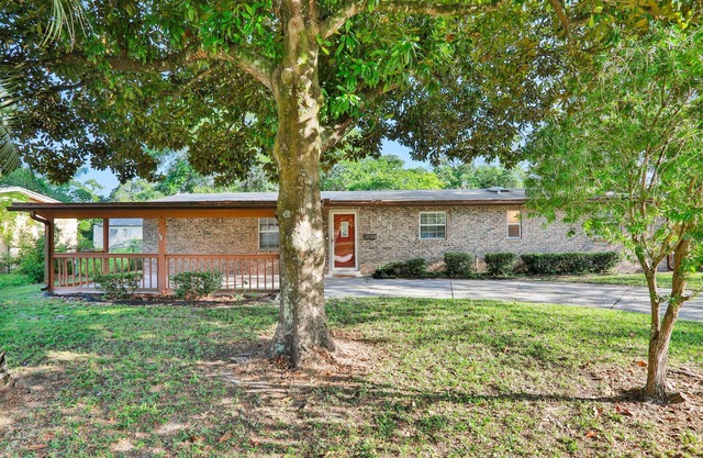 Spacious 5-bed 2-bath house in Orange Park