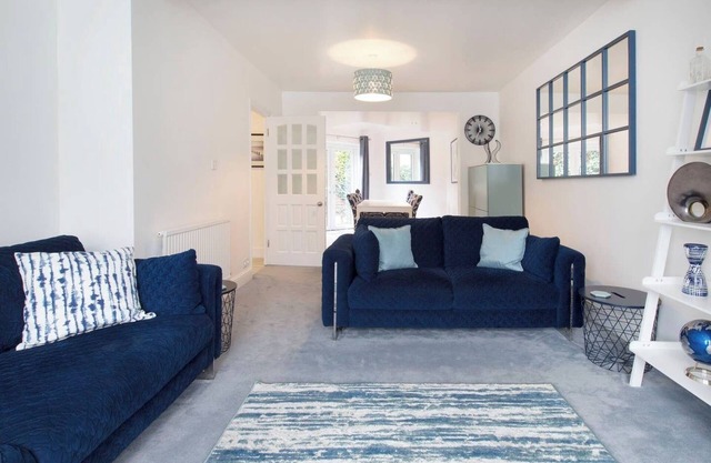 Spacious 5 bed, 3 bathroom, Oxford City Oasis with free Parking for up to 4 cars