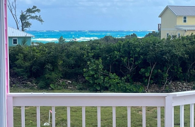 Spacious 5-bedroom ocean view house in marvelous Green Turtle Cay with WiFi, AC
