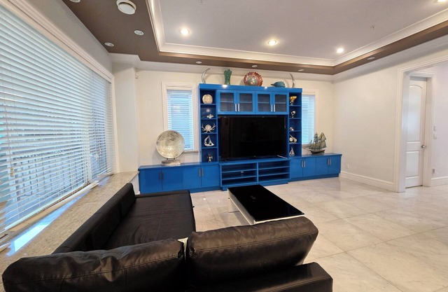 Spacious 5 Bed Home with Spa & Wellness Amenities