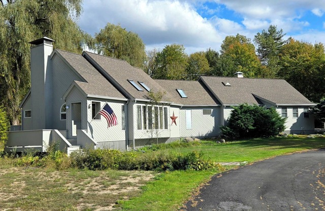 Spacious 5-Bed with Pool, Firepit, and BBQ - 20-min to Saratoga and Lake George