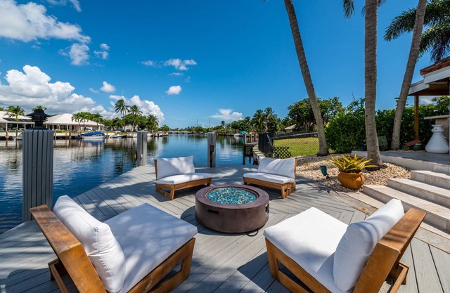 Spacious 5-bedroom villa in charming Fort Lauderdale, Dock and Pool