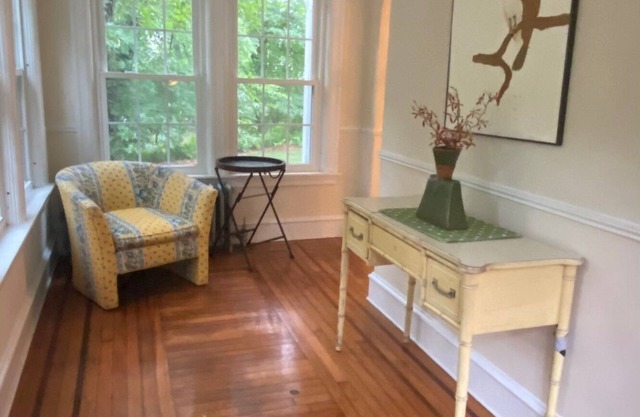 Spacious 5-bedroom house in charming South Kingstown with WiFi, AC