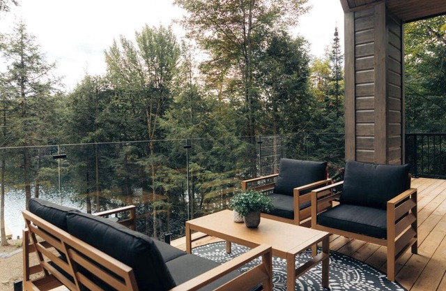 Spacious 5-bedrm luxury lake house in Haliburton with sauna, wifi, 2nd cottage +