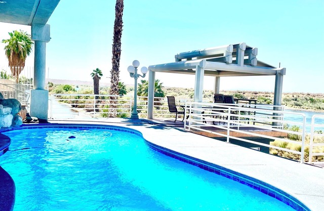 Spacious 5-bedroom house with WiFi, AC and pool on mansion on Colorado river