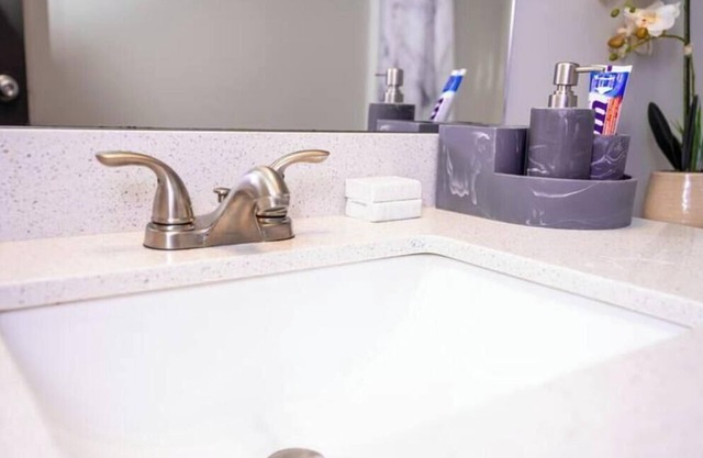 Spacious 5-bedroom house with AC and WiFi in charming Lawrenceville