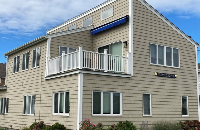 Spacious 5-bedroom, 2.5-ba Overlooking Water, Pets Welcome in Groton Long Point