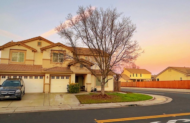 Spacious 5-bedroom 3-bath house in delightful Elk Grove