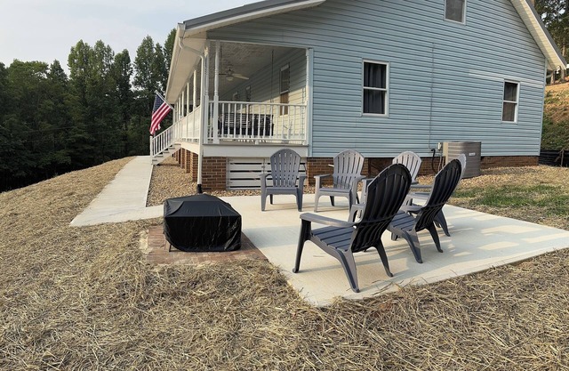 Spacious 5-bedroom/3-bathroom Lake view house with Lake access & private dock.