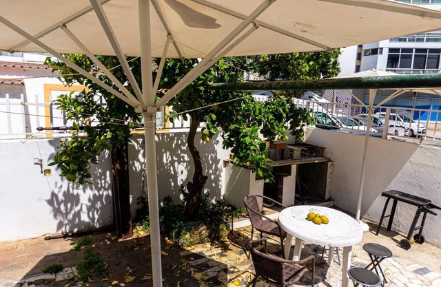 Spacious 5-bedroom apartment to 10 people in fabulous Faro with AC, WiFi