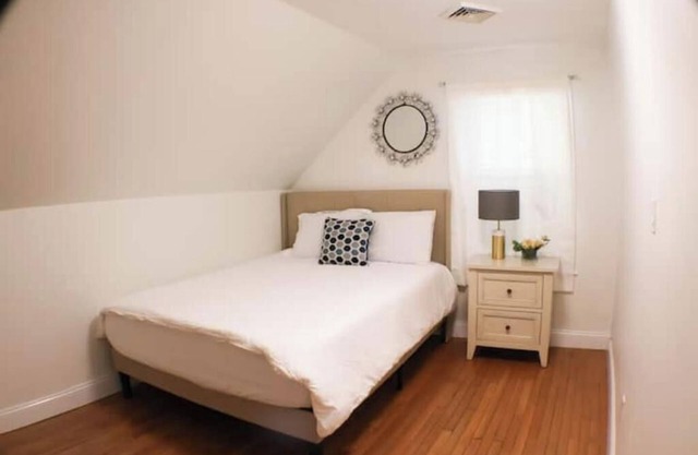 Spacious 5-bedroom apartment with AC, WiFi in pleasant Lynn