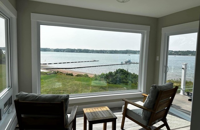 Spacious 5-bedroom beach house in charming Roma Point with WiFi, AC