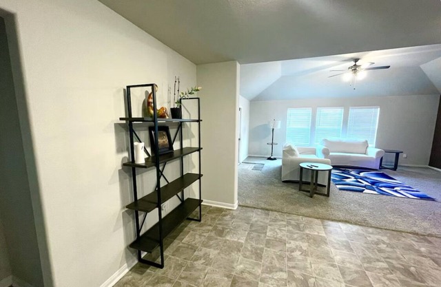 Spacious 5-bedroom building in charming Rosenberg with WiFi, AC, fitness room