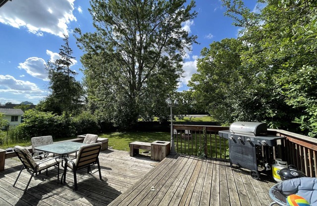 Spacious 5 bedroom bungalow w/huge backyard