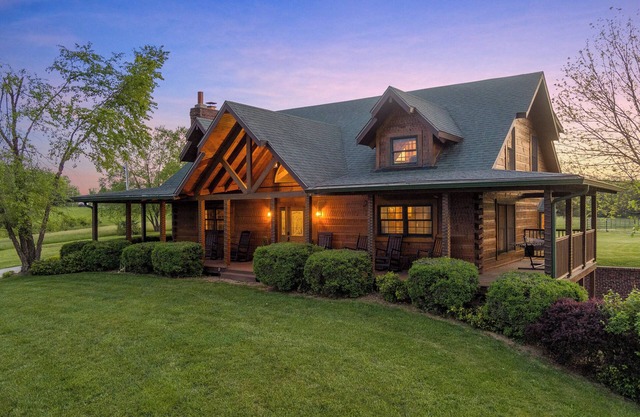 Spacious 5-bedroom cabin in wonderful Coxs Creek with WiFi, AC
