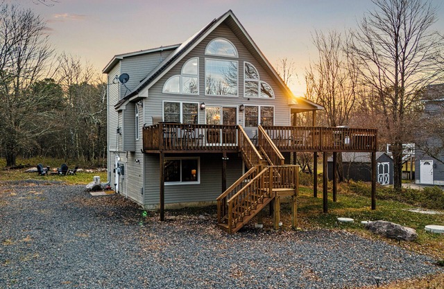Spacious 5-bedroom country house in tranquil Blakeslee with WiFi, AC