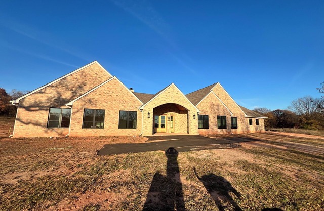 Spacious 5-bedroom estate with WiFi, fitness room in serene Chandler on 57 acres