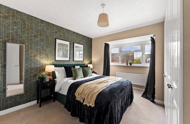 Spacious 5-Bedroom Home in Cheltenham