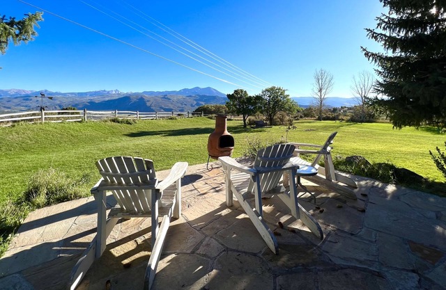 Spacious 5+ Bedroom, Hot Tub, great Mountain Views. Half hour to Aspen Snowmass.