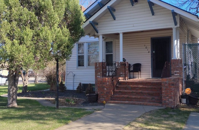 Spacious 5-bedroom house in marvelous Miles City with WiFi, AC