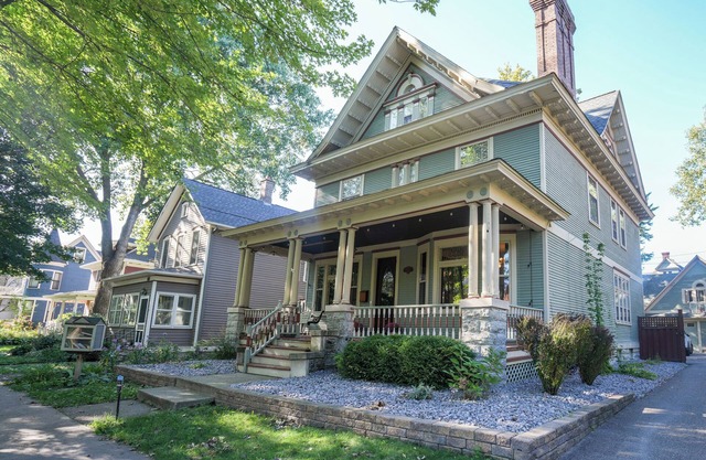 Spacious 5-bedroom Historic Townhome in Saint Paul