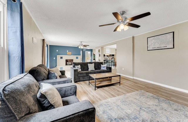 Spacious 5-bedroom house. Game Room. Travel Themed Bedrooms. 1 mile from lake.
