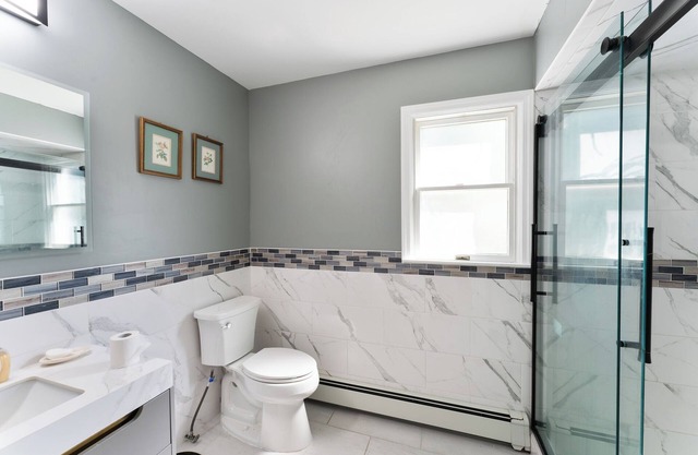 Spacious 5-bedroom house in charming Bay Shore with AC, WiFi