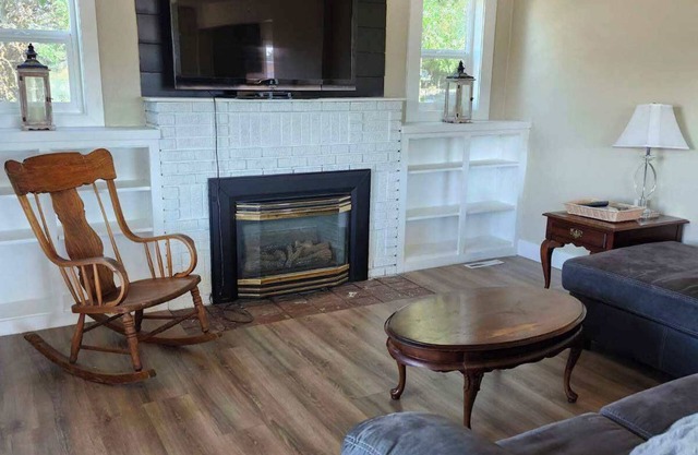 Spacious 5-bedroom house in welcoming Clarkston with WiFi, AC