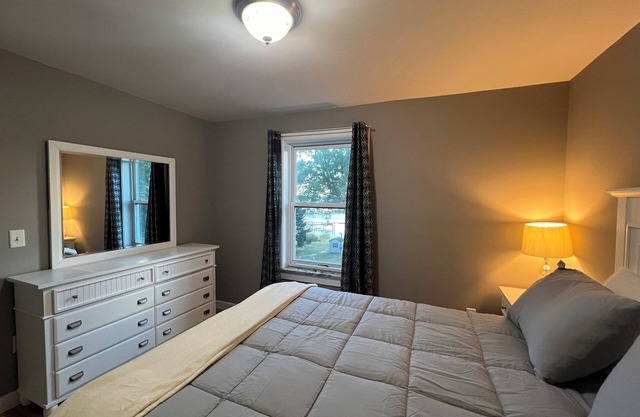 Spacious 5-bedroom house with Pier, AC and WiFi in delightful Edgewater