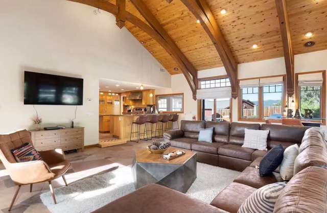 Spacious 5-bedroom house with hot tub and mountain view charming Flagstaff