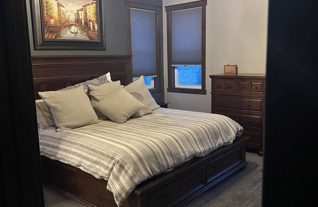 Spacious 5-bedroom house with, WiFi in Green Bay 7.6 miles from Lambeau Field