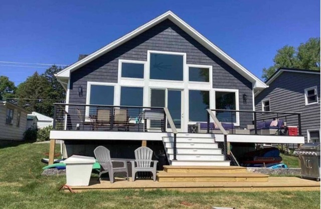 Spacious 5-bedroom house in charming Lakeville with AC